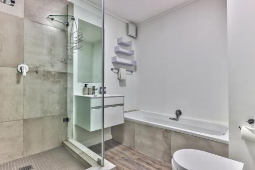 Ein Badezimmer in der Unterkunft Gorgeous, central, secure- foothills of Table M!