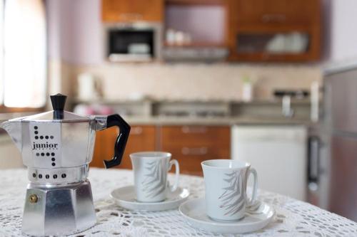 a kitchen with two cups and a blender on a counter at La Casetta al mare in Nettuno