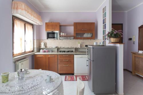 Кухня или мини-кухня в La Maisonnette
