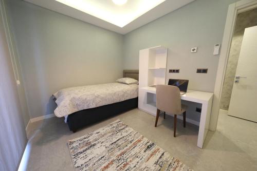 Un pat sau paturi într-o cameră la Sky Garden Suites