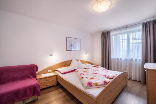 a bedroom with a large bed and a window at Masulhof Ferienwohnung Löwenzahn in Verdines
