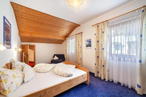 a bedroom with a bed and a large window at Masulhof Ferienwohnung Flieder in Verdines