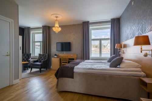 アルビカにあるScandic Arvikaのベッドルーム1室(ベッド1台、デスク、椅子付)