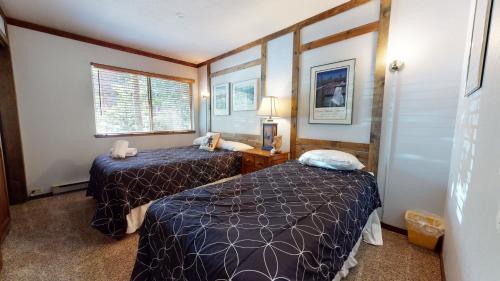 En eller flere senge i et værelse på 2 Bedroom Condos at Mammoth Estates - Near Mammoth Village!