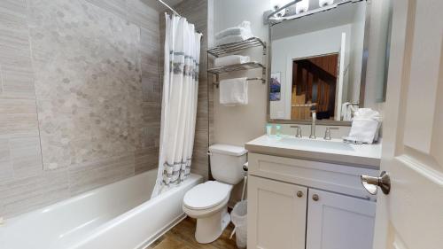 Et badeværelse på 2 Bedroom Condos at Mammoth Estates - Near Mammoth Village!