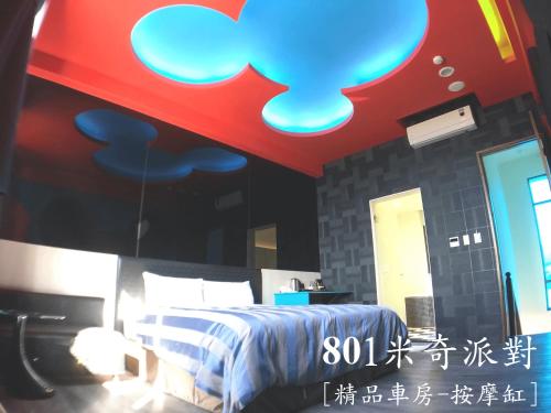 a bedroom with a bed with blue clouds on the ceiling at CoCo Motel Boutique in Puli