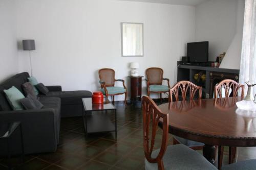 A seating area at Perfect Chalet for Beach Lovers and Golfers