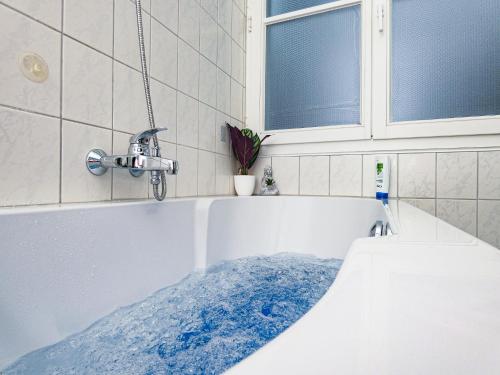 eine Badewanne mit einem Wasserhahn im Bad in der Unterkunft #111 - LUX-Flat Lennep - Altstadt - Netflix & Amazon Prime - Felswand in Remscheid