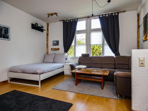 een woonkamer met een bank en een tafel bij #111 - LUX-Flat Lennep - Altstadt - Netflix & Amazon Prime - Felswand in Remscheid