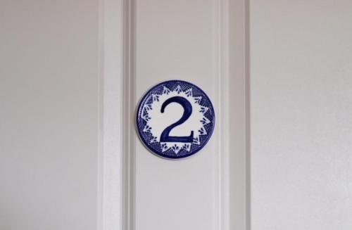 una porta con un piatto blu e bianco di The Richmond Arms Rooms a Funtington