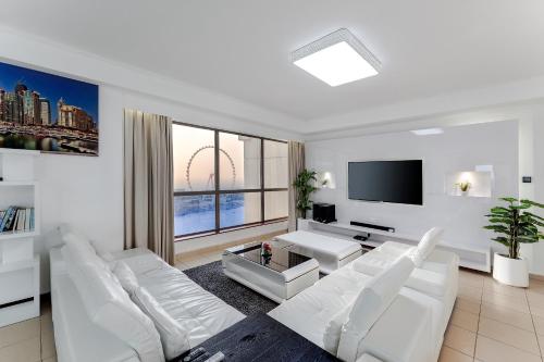 Μια τηλεόραση ή/και κέντρο ψυχαγωγίας στο Dubai JBR Amaz Penthouse front sea 5 plus 1 Bdr private Climatized pool
