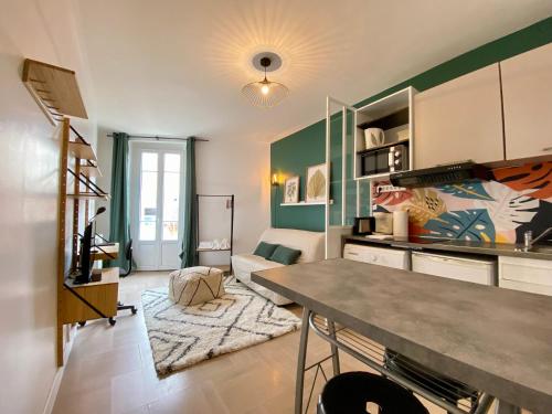 une pièce avec une cuisine et un salon dans l'établissement Le Tropical #Confort#Proche Gare, à Clermont-Ferrand