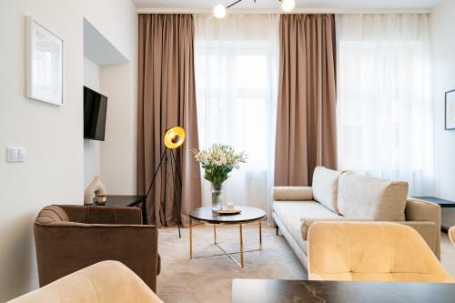 una sala de estar con un sofá y una mesa en Crystal House - LoftAffair Collection, en Cracovia