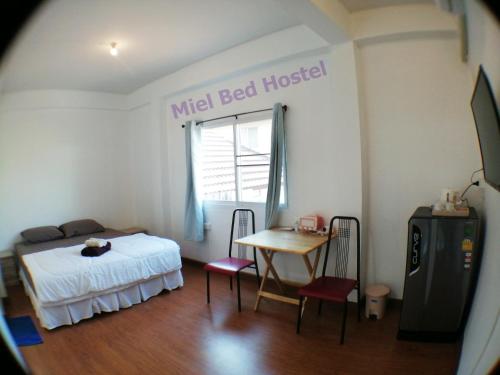 Postel nebo postele na pokoji v ubytování MIEL BED Hostel & Gallery