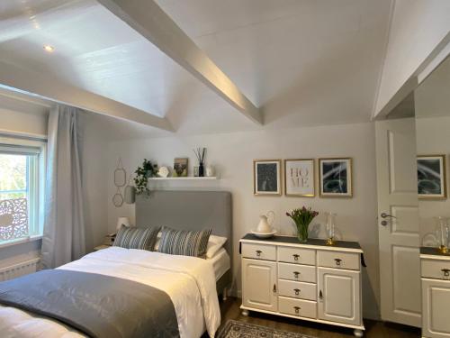 Tempat tidur dalam kamar di Carpe Diem Guest Cottage