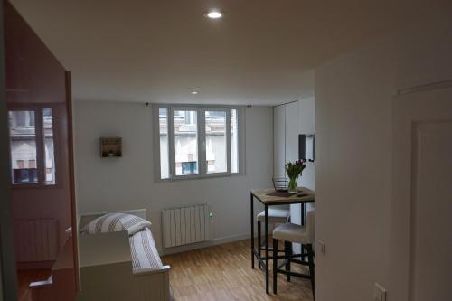 a small room with a table and a window at Les 3 rois in Romorantin