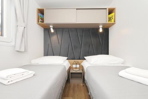 Postel nebo postele na pokoji v ubytování Camping Park Soline Mobile homes