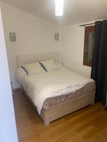 une petite chambre avec un lit dans une pièce dans l'établissement CHAMBRES D'HOTES CENTRE CORSE, à Venaco