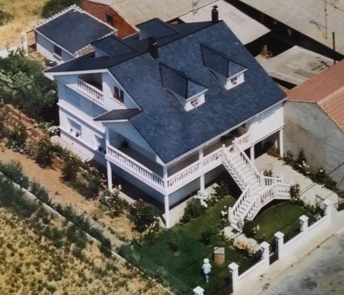 an aerial view of a house with a large roof at Miradoralaribera Chalet rural in Alcoba de la Ribera
