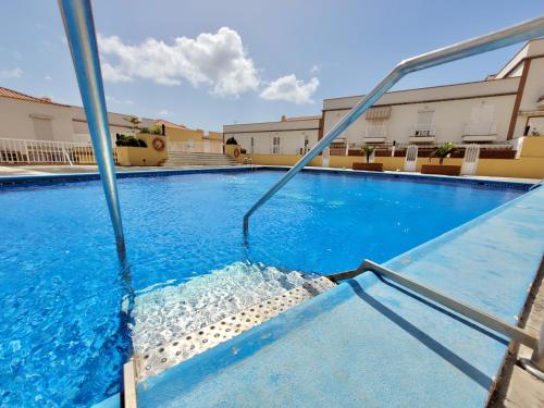 una piscina con agua saliendo de ella en Playa Arena Apartment en Araya