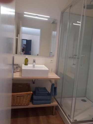 Kúpeľňa v ubytovaní Agréables chambres indépendantes - Coutances centre