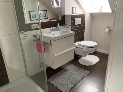 une salle de bain avec toilettes, lavabo et douche dans l'établissement Haus-Encore-Wohnung-2, à Büsum