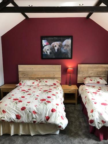 Llit o llits en una habitació de Holywell Grange Farm