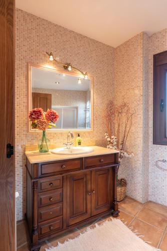 a bathroom with a sink and a mirror at Mirador de El Yelmo in El Ojuelo