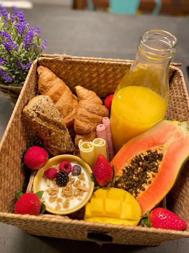 een mand vol fruit en een fles sinaasappelsap bij Casa Tejo by Valada Village in Valada