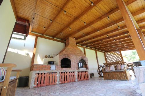 un horno de ladrillo en una habitación con techo de madera en Casa Isabela, en Hunedoara