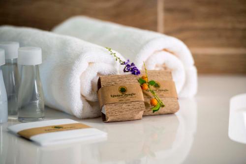 uma pilha de toalhas e uma garrafa de sabão numa mesa em Iguazu Jungle Lodge em Puerto Iguazú