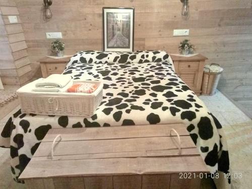 カセレスにあるApartamentos Calerosのベッドルーム(白黒の毛布、ベッド1台付)
