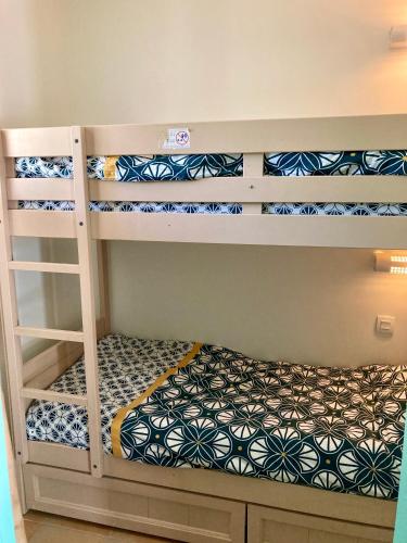 une chambre avec deux lits superposés dans une pièce dans l'établissement Les Restanques 2268 glycines, à Grimaud