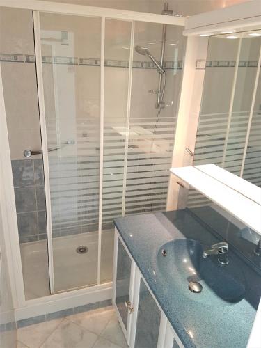 une salle de bain avec douche et lavabo dans l'établissement Studio Village Naturiste Caprice, au Cap d'Agde