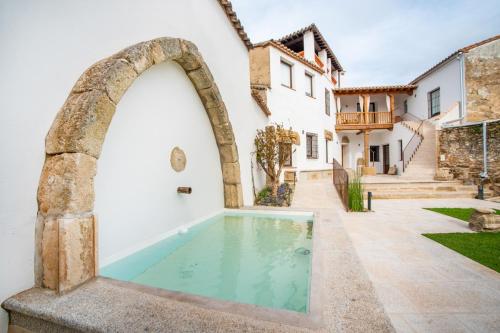 a swimming pool in the courtyard of a house at Casa Platón Páramo in Oropesa