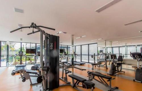 une salle de sport avec de nombreux tapis roulants et machines dans l'établissement VN CASA TOPÁZIO - VILA MARIANA, à São Paulo