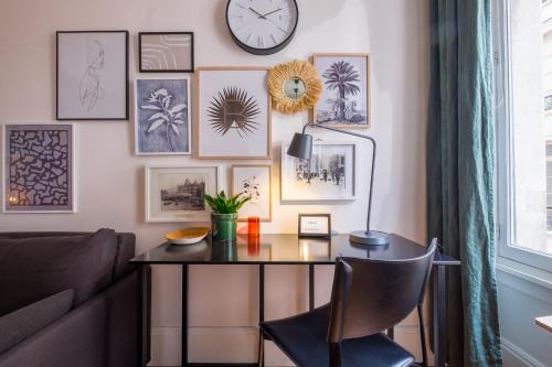 un salon avec une table et un canapé dans l'établissement HONORÊ SUITE BOISSAC, à Lyon