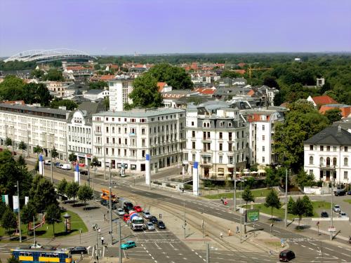 uma vista aérea de uma cidade com edifícios em Sleepy Lion Hostel & Apartments Leipzig em Leipzig