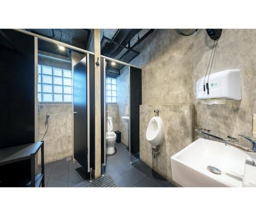 Ein Badezimmer in der Unterkunft Siam Subway Hostel and Café