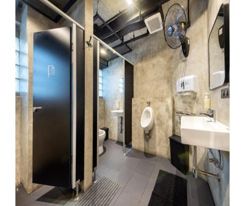 Ein Badezimmer in der Unterkunft Siam Subway Hostel and Café