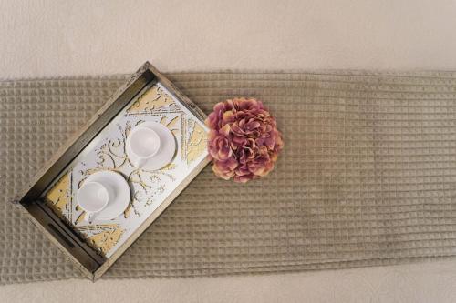 a plate with a flower on top of a wall at ALMASOL - Charme Experience in Castellana Grotte