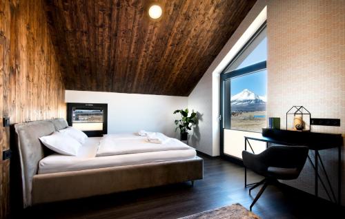 Un dormitorio con una cama grande y una ventana en Natur Resort en Veľká Lomnica
