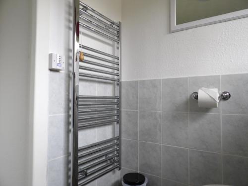 Saint TudyにあるHengar Selectのバスルーム(シャワー、トイレットペーパー付)