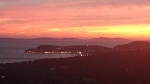 - une vue sur l'océan au coucher du soleil dans l'établissement Les EMERAUDES, à La Croix-Valmer