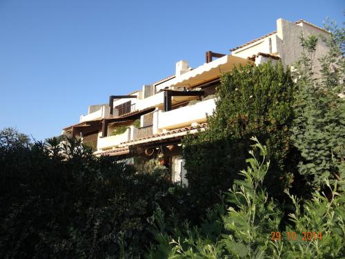 un bâtiment au sommet d'une colline avec des arbres dans l'établissement Les EMERAUDES, à La Croix-Valmer