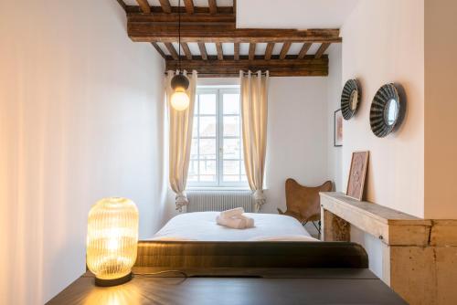 une chambre avec un lit et une fenêtre dans l'établissement L'irrésistible de Guise, à Nancy