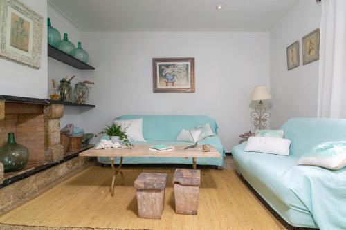 ein Wohnzimmer mit einem Sofa und einem Couchtisch in der Unterkunft Construcciones Balaguer in Mancor del Valle