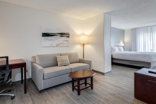 劳顿MySuites Lawton的配有沙发和床的酒店房间