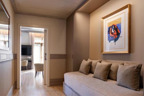 Una televisión o centro de entretenimiento en Duquesa de Cardona Hotel 4 Sup by Grup Duquessa
