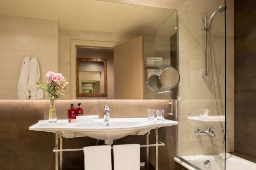 Un baño de Duquesa de Cardona Hotel 4 Sup by Grup Duquessa